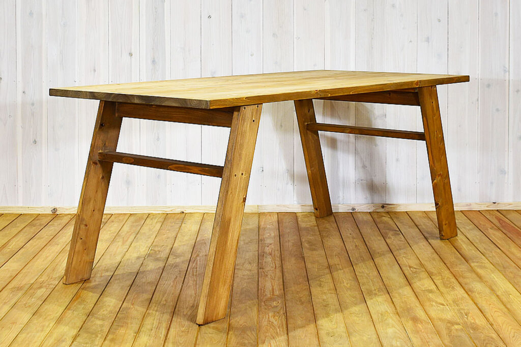 ヒノキのダイニングテーブルの魅力を探る！リラックス効果に抗菌効果まで備えたコスパ最高なヒノキの無垢材