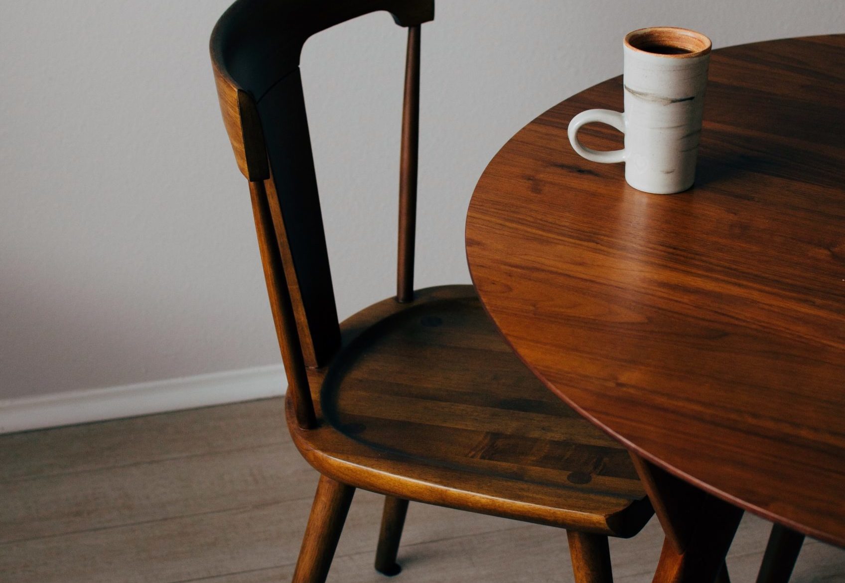 経年変化したテーブルと椅子