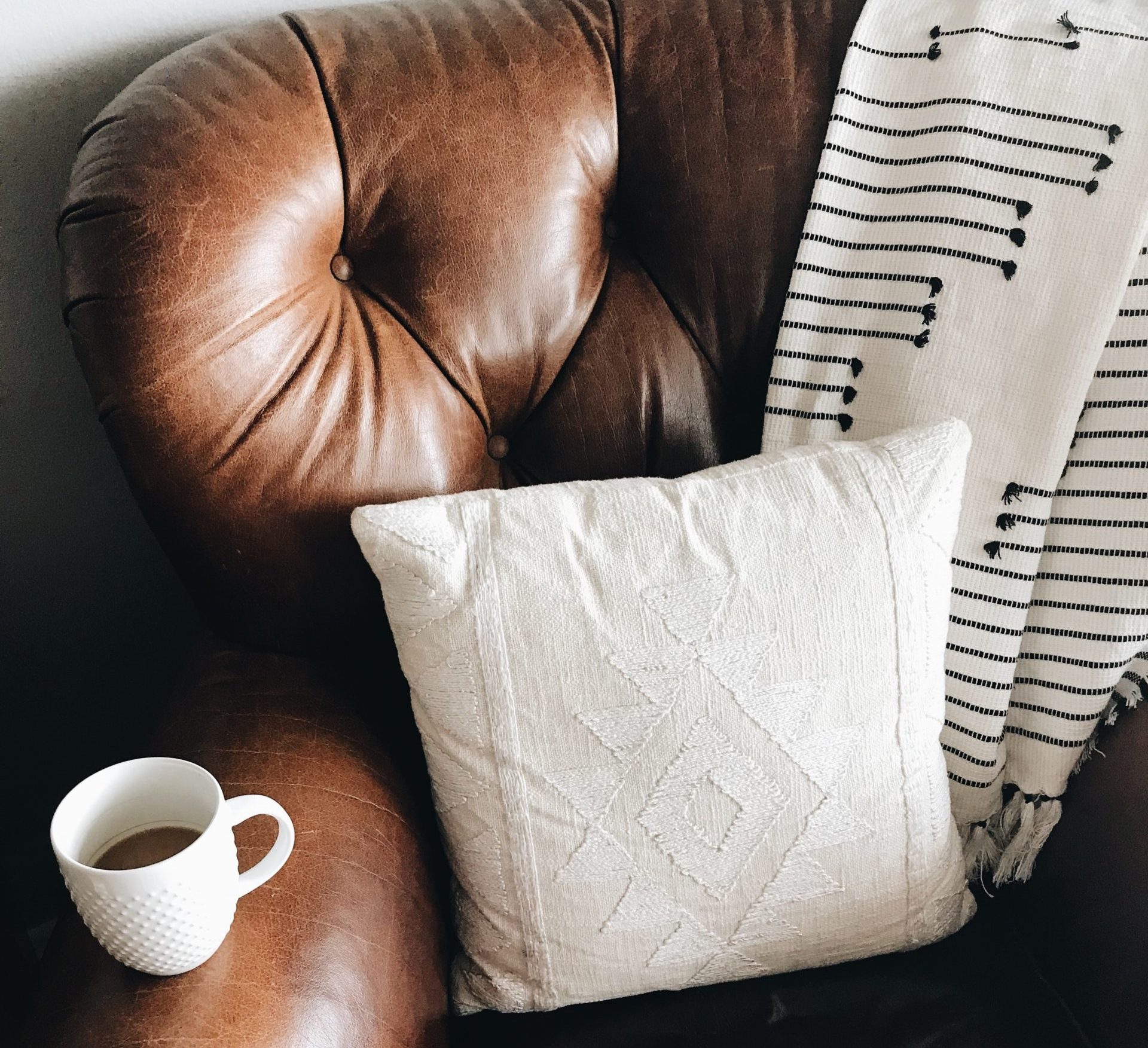 経年変化しているソファ