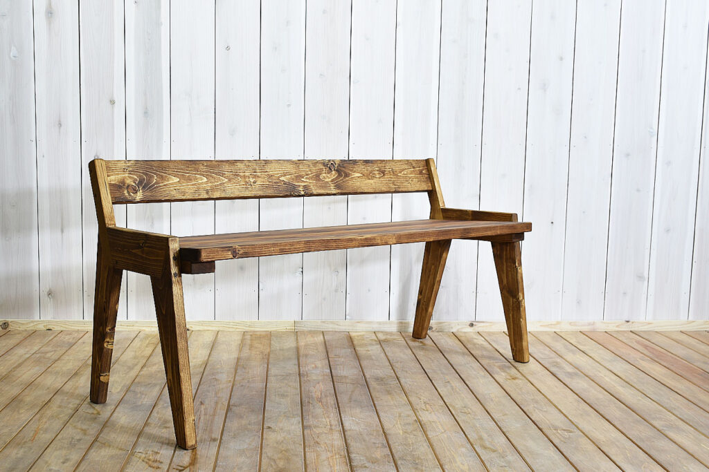 自宅にベンチは必要？一般家庭にベンチを置くメリットとデメリット