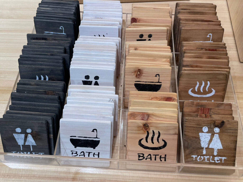 トイレやお風呂のサインプレートをヒノキの無垢材でハンドメイドやってみたら大人気で驚いた！